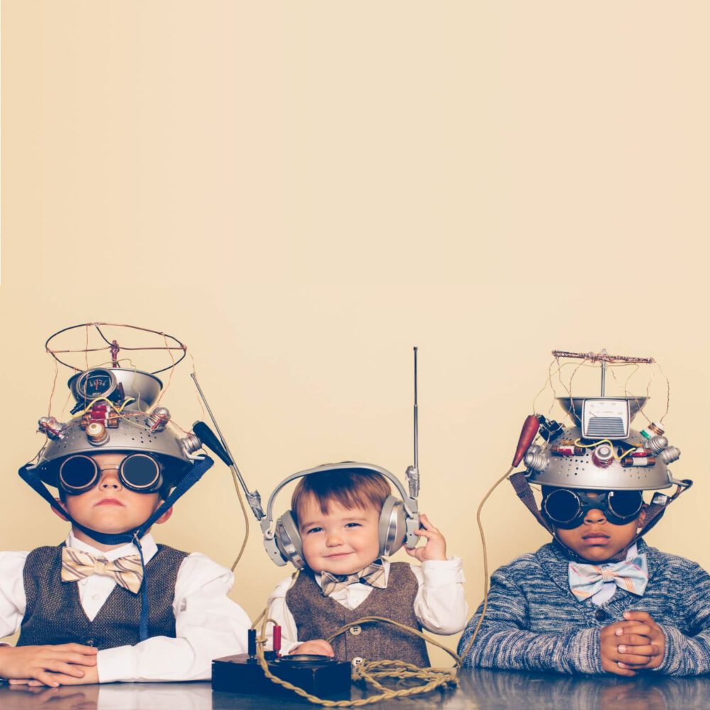 Drei Kinder mit "High-Tech" Spielzeug