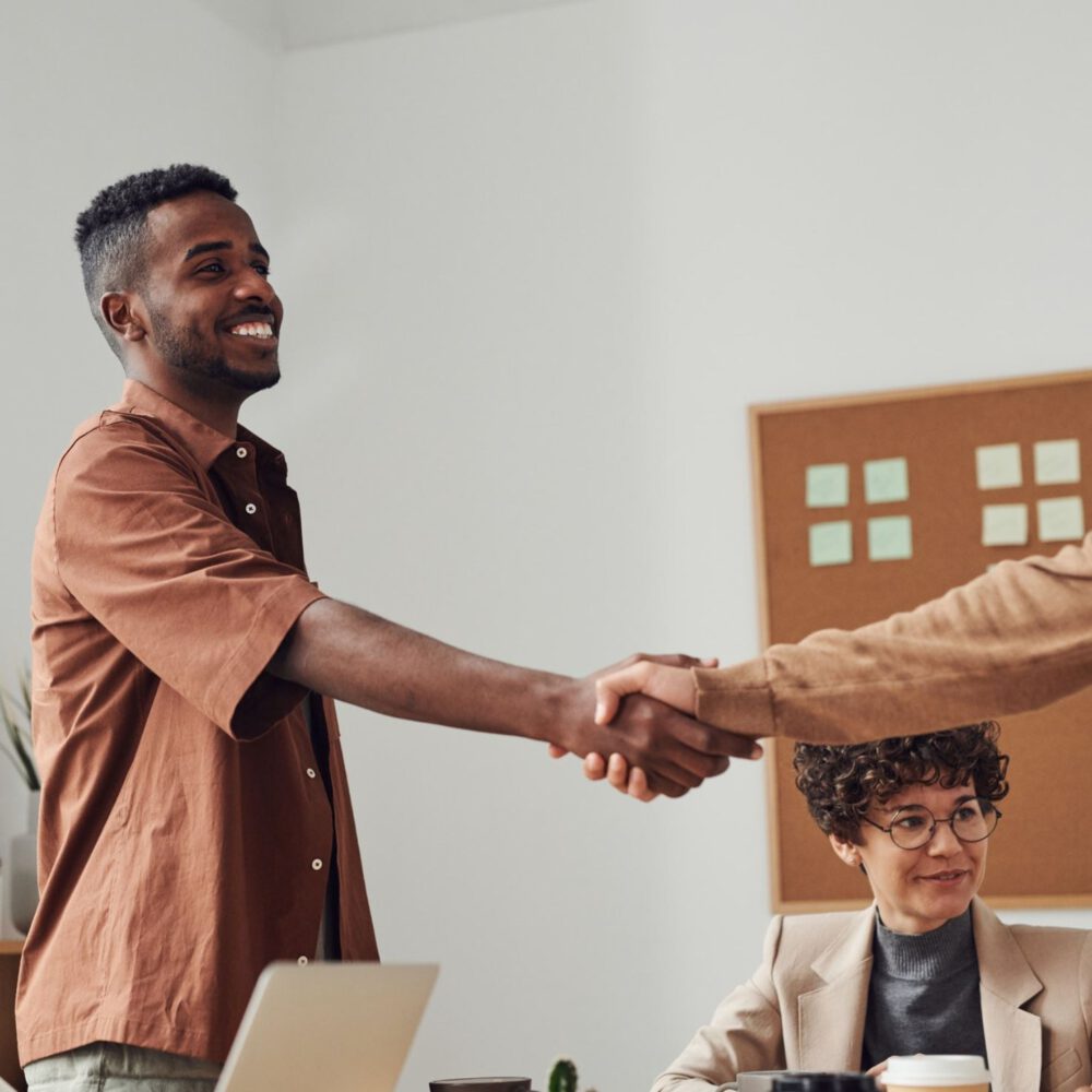 Handshake am Schreibtisch